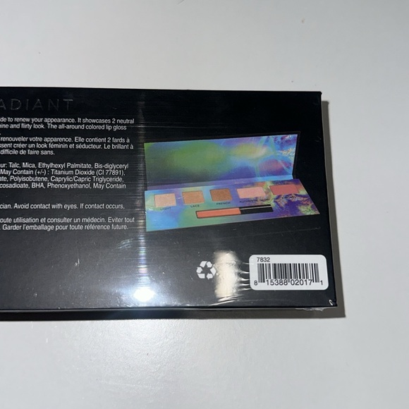 Refreshingly radiant Diamond Collection Radiant Eyeshadow & Blush Palette - Picture 5 of 5